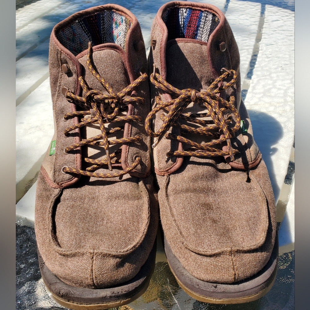 SANUK MEN'S SKYLINE BOOTS US 12 GUC. LOTS OF TREAD VERY PLIABLE SOFT COMFY